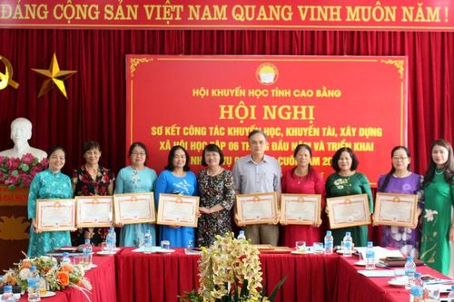 Khen thưởng 11 cá nhân có thành tích xuất sắc trong công tác khuyến học, khuyến tài, xây dựng xã hội học tập giai đoạn 2021 - 2025
