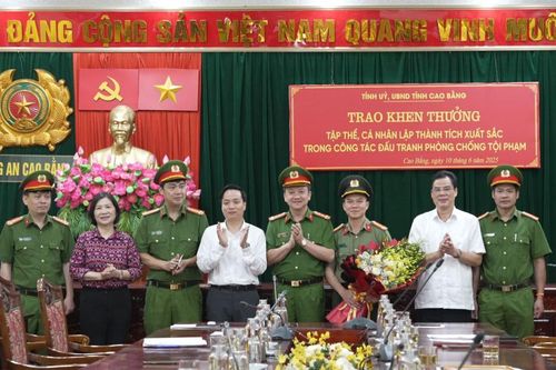 Khen thưởng 6 tập thể, cá nhân lập thành tích xuất sắc trong công tác đấu tranh phòng, chống tội phạm