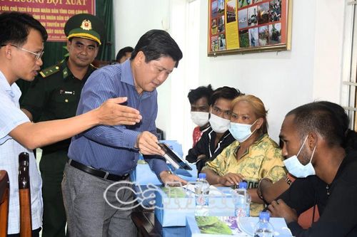 Lãnh đạo tỉnh thăm hỏi, động viên các thuyền viên gặp nạn trên biển
