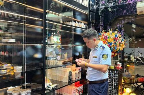 Hà Nội: Tạm giữ lô mỹ phẩm không rõ nguồn gốc trị giá gần 100 triệu đồng tại quận Hoàn Kiếm