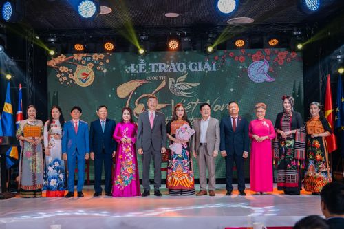 Bức tranh vẽ Tết của họa sĩ nhí gốc Việt được đấu giá gần 50 triệu đồng