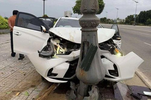 Ô tô lao lên vỉa hè đâm vào cột đèn, 3 người trọng thương