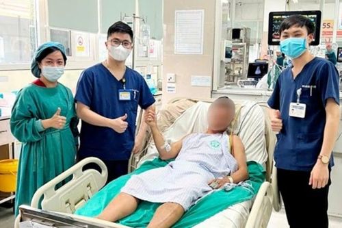 4 phút dưới hồ cá Koi và cuộc hồi sinh kỳ diệu nhờ hàng xóm biết sơ cứu