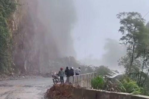 Mưa lớn gây sạt lở, nhiều tuyến đường ở Lai Châu bị chia cắt