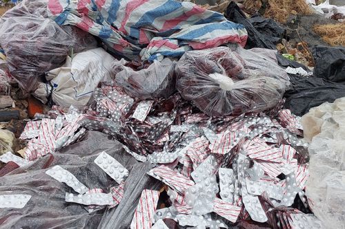 Hàng trăm vỉ thuốc chống say tàu xe bị vứt ra bãi rác ở Đà Nẵng