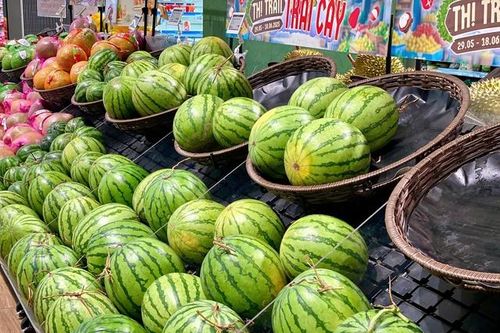 Tiểu thương lý giải nguyên nhân dưa hấu bán tràn ngập thị trường giá chỉ 5.000 đồng/kg,