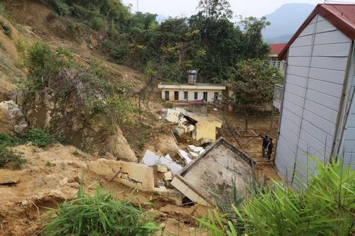 Đến bao giờ người dân hết lo sạt lở núi Pha Kham?