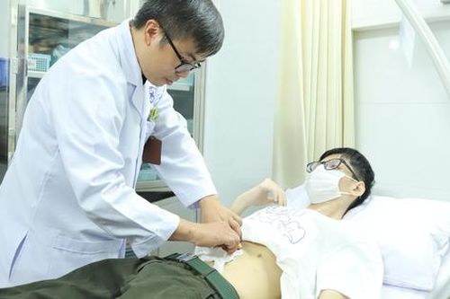 Thanh niên 19 tuổi bị teo cơ, dạ dày sa xuống vùng mào chậu, hẹp môn vị do thức khuya, nghiện game