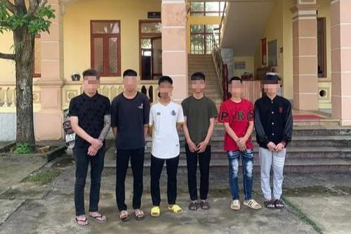 'Băng nhóm' tuổi teen mang hung khí đi chém người giữa phố