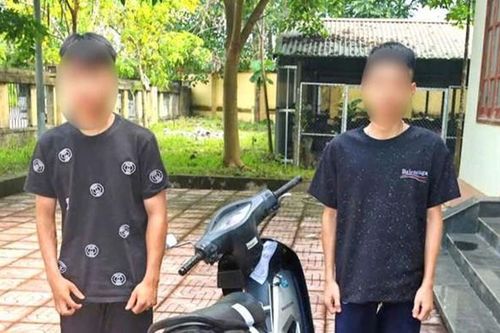 Phạt 2 thanh niên 'bốc đầu' xe máy rồi khoe trên Facebook