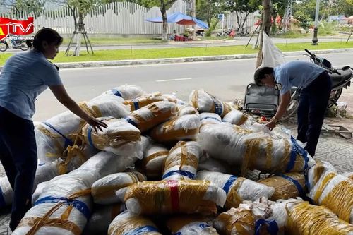 Cận cảnh hơn nửa tấn mực khô bốc mùi, để chỏng trơ trên vỉa hè