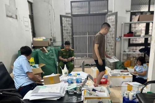 Phát hiện hơn 2.400 sản phẩm mỹ phẩm không rõ nguồn gốc