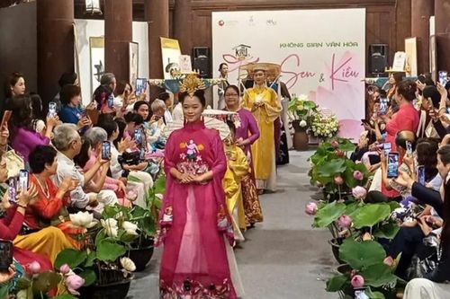 Không gian văn hóa sen và Kiều