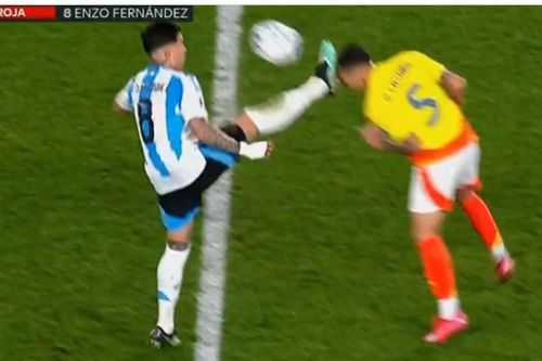Sao Chelsea vào bóng nguy hiểm trong ngày Argentina chia điểm