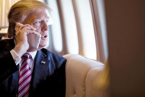 Niềm đam mê 'nghe điện thoại' của ông Trump