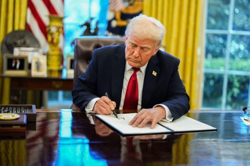 Netflix rót 1 tỷ USD làm phim ở châu Âu, phớt lờ thuế của ông Trump