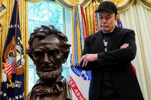Elon Musk thừa nhận hối tiếc vì công kích ông Trump