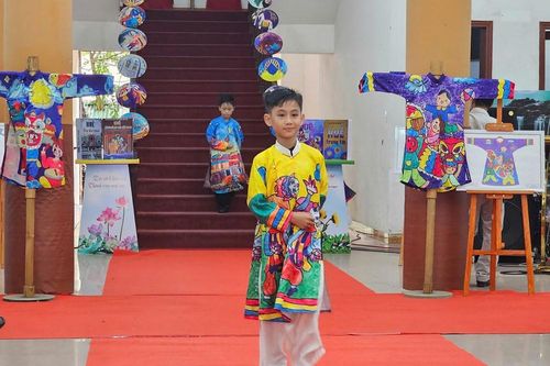 Triển lãm sản phẩm Hội thi Thiếu nhi vẽ tranh 'Áo dài và tuổi thơ'
