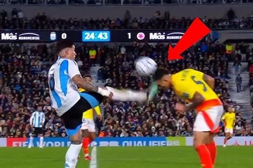 Sao Chelsea bị đuổi vì đá như 'đấu võ', Argentina bị cầm chân ở vòng loại World Cup 2026