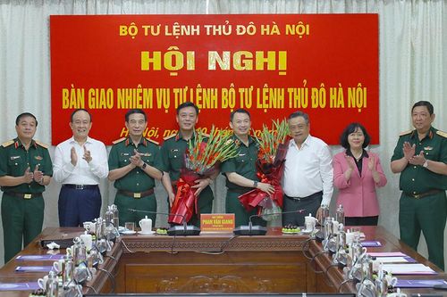 Bàn giao nhiệm vụ Tư lệnh Bộ Tư lệnh Thủ đô Hà Nội