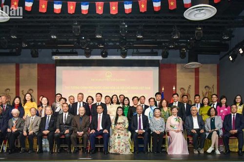Thủ tướng Phạm Minh Chính gặp gỡ cộng đồng người Việt tại Pháp