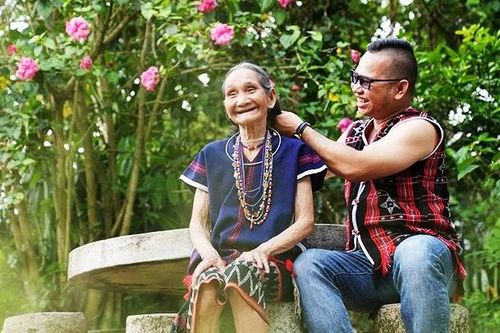 Khi nhà báo hát tri ân dân tộc mình