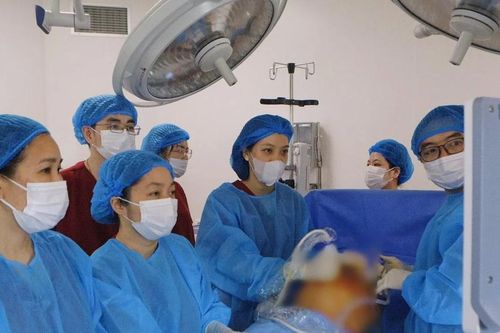 Đặt ống dẫn lưu màng phổi cứu bào thai 23 tuần bị xẹp phổi