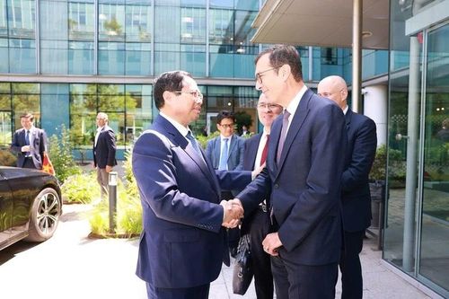 Thủ tướng Phạm Minh Chính thăm, làm việc tại Tổng công ty Đường sắt quốc gia Pháp