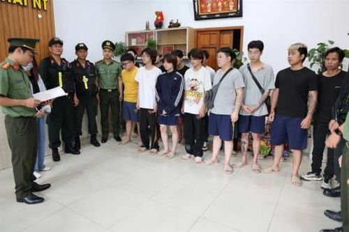 Áp giải, trục xuất 13 người nước ngoài nhập cảnh trái phép