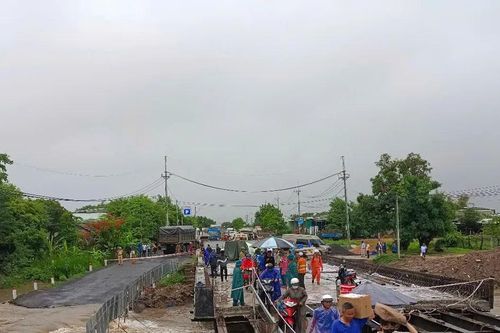 Mưa lớn làm ngập cầu tạm trên Quốc lộ 25, giao thông bị chia cắt