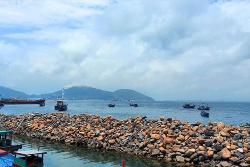 Khẩn trương trục vớt tàu chở gần 5.000 tấn than chìm ở Hà Tĩnh