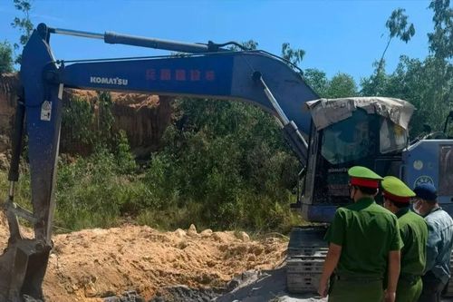Phát hiện doanh nghiệp đổ, chôn lấp hơn 100 tấn chất thải rắn ra môi trường
