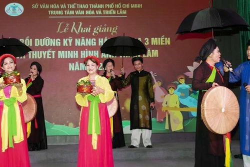 Bồi dưỡng kỹ năng hát dân ca 3 miền và thuyết minh hình ảnh triển lãm