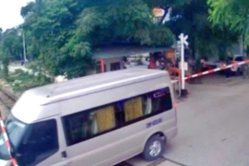 Danh tính tài xế xe khách vượt ẩu làm gãy barie chắn tàu
