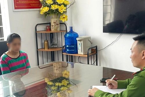 Thiếu tiền đưa chồng, người phụ nữ rạch tay hoang báo cướp