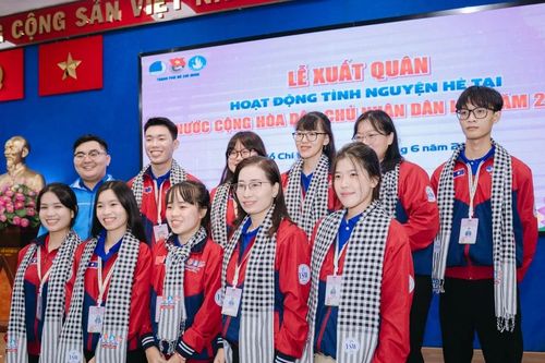 Hơn 100 chiến sĩ tình nguyện TPHCM xuất quân sang Lào