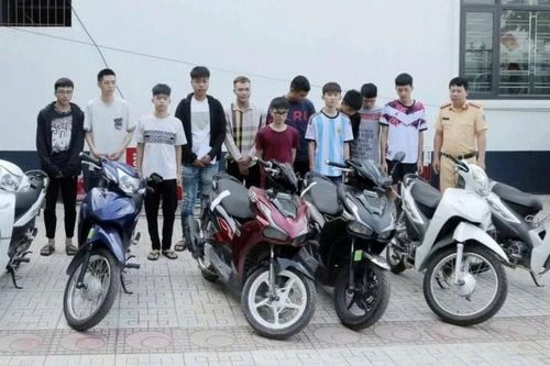 Phạt gần 100 triệu đồng nhóm thanh thiếu niên lái xe máy lạng lách, đánh võng