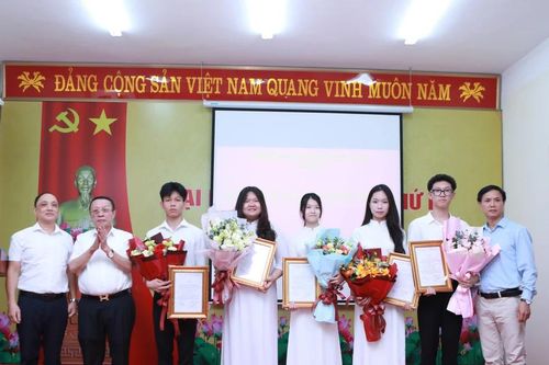 Hà Nội: 9 học sinh Trường THPT Lê Lợi được kết nạp Đảng