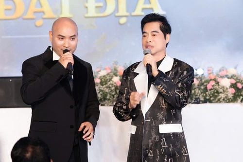 Danh ca Ngọc Sơn song ca với A Tuân ở Thái Lan