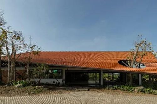 Mê mẩn mẫu nhà cấp 4 mái ngói lệch cho gia đình nhiều thế hệ