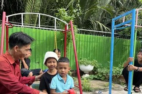 Trả lại 'khoảng trời' cho trẻ thơ - Bài 3: Con công nhân lao động chơi ở đâu?