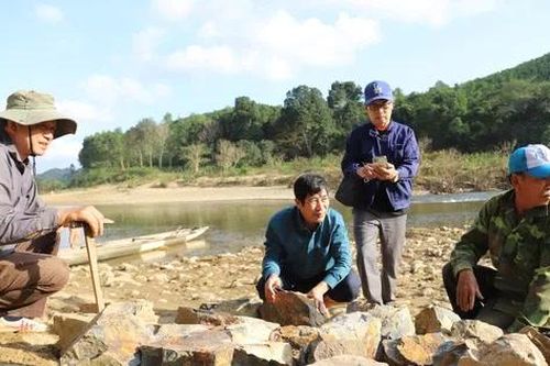 Tính chuyện khai thác mỏ ngọc bích ở Quảng Bình