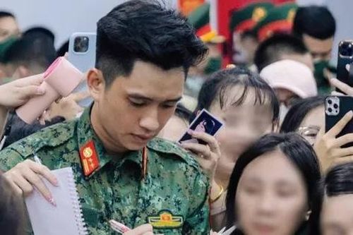 Thấy gì từ tình trạng hàng nghìn người đổ xô ra ga tàu, vây quanh nam thần quân đội?