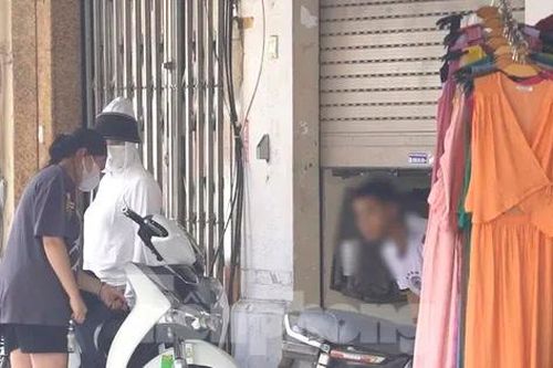 Cảnh mua bán, giao dịch thậm thụt giữa lòng phố cổ Hà Nội