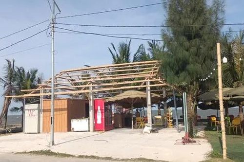 Tháo dỡ loạt hạng mục trái phép trên bờ biển ở Thanh Hóa