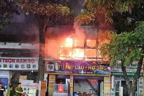 Quán lẩu nướng ở Hà Nội cháy ngùn ngụt