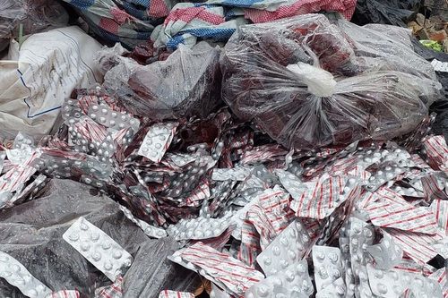 Bất ngờ chủ nhân hàng trăm vỉ thuốc còn hạn sử dụng bỏ bên đường ở Đà Nẵng
