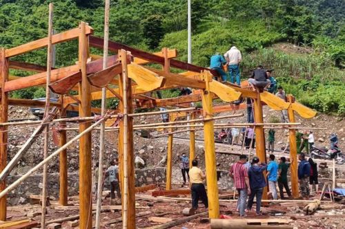 Người dân vùng cao Nghệ An di dời đến nơi tái định cư, chạy đua với mưa lũ