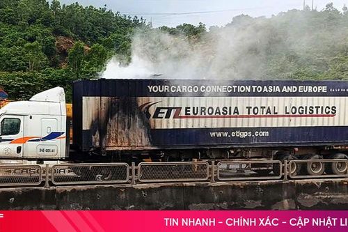 Xe container bốc cháy khi đang di chuyển trên QL 1