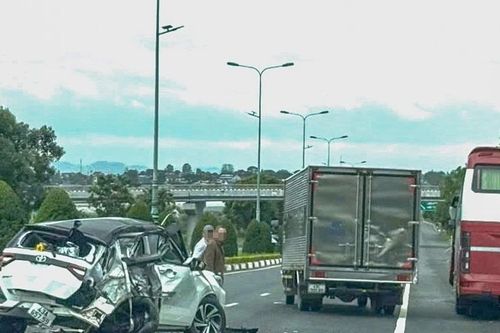 Ôtô khách đâm ôtô con trên cao tốc Liên Khương-Prenn khiến 2 người bị thương